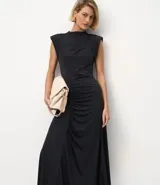 Vestido midi negro sin mangas, con cuello alto y sisa amplia. Presenta fruncidos delanteros que crean un efecto drapeado en la falda.
