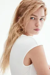 Top ajustado de punto elástico blanco, con escote cuadrado pronunciado y mangas japonesas cortas.