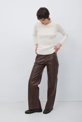 Pantalon de cuero sintetico con corte recto y tiro medio, con costuras verticales decorativas en el frente y bolsillos laterales.