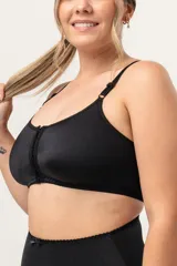 Top corrector de postura color piel, con breteles elásticos regulables, copas moldeadas en lycra y prendido frontal con ganchos.