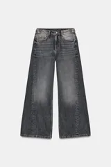 Jeans de tiro medio con diseño wide leg y cinco bolsillos. Presenta costuras verticales marcadas en el delantero y cierre frontal con cremallera y botón.