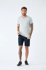 Remera básica de algodón color gris melange, con escote en V, manga corta y logo bordado en el pecho.