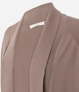 Cardigan de punto color marrón, de corte largo y holgado, con cuello tipo chal, mangas largas y bolsillos delanteros funcionales.