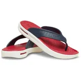 Ojotas Crocs InMotion Flip con diseño deportivo, tiras superiores de color azul marino con perforaciones, plantilla roja de espuma LiteRide y suela blanca con detalles en rojo.