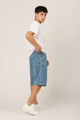 Bermuda de jean celeste con corte amplio, bolsillos laterales y traseros con costuras reforzadas.