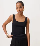 Blusa de tejido rib color bordó, con escote cuadrado y tirantes anchos.