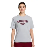 Remera gris de Saucony con logo de la marca estampado en el pecho en color bordó.