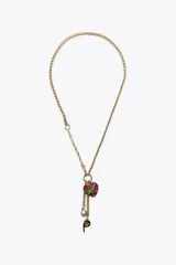 Pack de dos collares. El primero es una cadena doble con abalorios rojos y eslabones dorados, adornado con varios dijes de calaveras esmaltadas con detalles coloridos y piedras oscuras. El segundo collar es una cadena dorada más larga con un dije colgante de corazón esmaltado con motivos florales y un dije en forma de signo de interrogación.