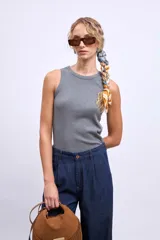 Remera sin mangas color topo, de corte ajustado y cuello redondo.