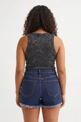 Short negro de tiro alto con diseño clásico, bolsillos y terminación desmechada en el ruedo.