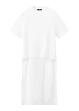 Camiseta de algodón blanca, de corte oversize, cuello redondo y manga corta con diseño holgado.
