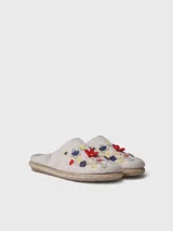 Pantuflas para mujer color beige melange con diseño bordado de flores coloridas en el empeine y suela revestida en yute trenzado.