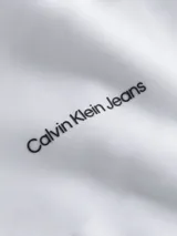 Remera blanca de manga larga Calvin Klein Jeans con cuello redondo y logo estampado en el pecho.