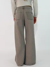 Pantalon de jean negro de corte wide leg, con tiro alto, cierre frontal con botón y bolsillos laterales.