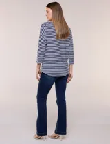Blusa de tejido de punto acanalado con diseño de rayas horizontales en color azul marino y blanco. Presenta cuello bote, mangas tres cuartos y ruedo curvo.