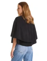 Capa de punto color bordó con diseño envolvente de doble capa superpuesta. Presenta cuello a la base, cierre frontal con botones y mangas estilo japonés con terminaciones acanaladas.