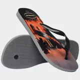Ojotas Havaianas con base blanca y celeste con estampado de olas. Tiras blancas con diseño en relieve y logo de la marca.