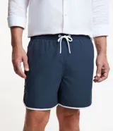 Bermuda de baño azul marino con cintura elástica, cordón de ajuste, bolsillos cargo y detalles de rayas laterales blancas.