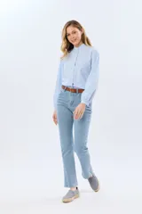 Pantalón de jean de corte recto y calce relajado, confeccionado en algodón con elastano.