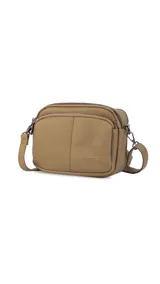 Bandolera de símil cuero color rojo, con doble bolsillo principal, un bolsillo frontal y un bolsillo trasero. Incluye correa ajustable.