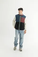 Campera con cierre frontal, confeccionada en sherpa doble faz combinada con nylon de alta calidad. Diseño color block en blanco, marrón, azul y beige. Cuenta con bolsillos laterales con detalle de cinta, bolsillo en el pecho y cierres engomados.