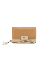 Billetera mediana Lincoln's de símil cuero en combinación de tonos beige y marrón, con presilla frontal, placa metálica con logo grabado y correa de muñeca incorporada.