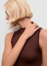 Vestido midi de punto fino color marrón chocolate, con cuello perkins y diseño sin mangas. Presenta un corte ajustado en el torso que se abre en una falda evasé.