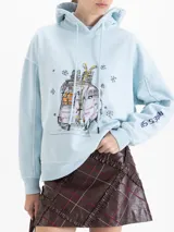 Buzo tipo hoodie color celeste, con capucha y cordones ajustables. Presenta una estampa frontal con diseño de auto con esquíes y copos de nieve, además de un logo bordado en la manga.