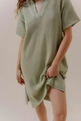 Vestido tejido color verde menta, con escote partido, mangas cortas y aberturas laterales.