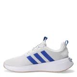 Championes deportivos Adidas modelo Racer TR23, confeccionados en tejido de malla color gris claro. Presentan las tres bandas laterales en color azul, lengüeta con tirador azul y logo de la marca, entresuela blanca con detalle de cápsula amarilla en el talón y suela de goma en tono marrón y amarillo.