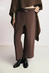 Pantalón culotte negro de tiro medio con trabillas y cinturón fino efecto piel con hebilla metálica. Presenta raya planchada y cierre de cremallera oculta en la costura.