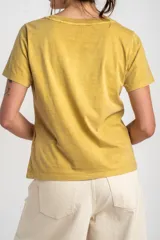 Remera de algodón peinado color pistacho, con cuello redondo, mangas cortas y estampado frontal con la leyenda "La Spiaggia By The Sea Summer Club" en tono celeste.