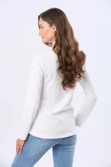 Remera de manga larga con cuello redondo, confeccionada en tejido de algodón suave con caída ligera y corte clásico.