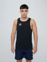 Musculosa deportiva Umbro modelo Lume, color azul marino, con cuello redondo y logo blanco impreso en el pecho.