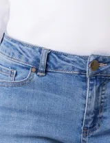 Jean recto de tiro medio, color celeste claro, con puños doblados.