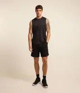 Musculosa deportiva masculina color beige, con cuello redondo y estampado sutil de líneas. Presenta recortes en los hombros y está confeccionada con tecnología Dry para mayor transpirabilidad.