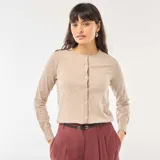 Cárdigan de punto fino color beige, con cuello redondo, manga larga y cierre frontal con botones a tono.