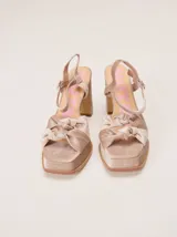 Sandalias de tacón alto Mutma en terciopelo color gris azulado, con plataforma delantera, doble nudo decorativo en la puntera y tira ajustable al talón.