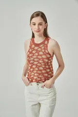 Musculosa color ladrillo con estampado de manchas color crema.