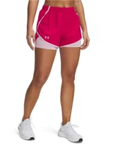 Shorts deportivos de mujer Under Armour con diseño 2 en 1, que combina un pantalón corto exterior ligero en color fucsia con un short de compresión interior en color rosado claro. Cuenta con cintura elástica, paneles de malla para ventilación y bolsillo lateral con cierre.