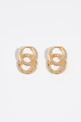 Par de pendientes tipo argolla de metal dorado con esmalte de colores y detalle de letras esmaltadas en relieve. Cierre de gancho cómodo y seguro.
