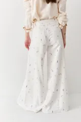 Pantalon de corte wide leg y tiro alto, color rosado con estampado de motivos deportivos como pelotas de fútbol y raquetas de tenis. Cuenta con cierre frontal con botón y bolsillos laterales.