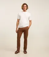 Pantalón de sarga para hombre, de corte recto y diseño básico. Cuenta con cintura fija con trabillas para cinturón, cierre frontal con cremallera y botón, y bolsillos laterales y traseros.