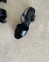 Sandalias doradas de cuero vacuno con plataforma y taco bloque de 7 cm.