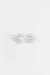 Aros caravanas plateados con diseño en forma de sol con rayos ondulados.