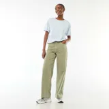 Jean wide leg de tiro alto color verde militar, con diseño de pernera ancha y bolsillos clásicos.