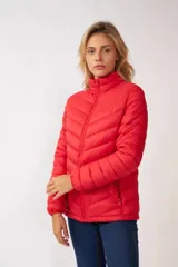 Campera puffer color rojo con cuello alto, cierre frontal completo y diseño acolchado con costuras horizontales en forma de V.
