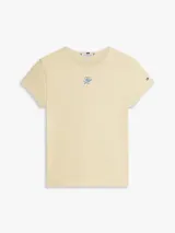 Remera de corte slim color beige, confeccionada en punto de algodón elástico, con cuello redondo y logo texturizado en fuente Script en el pecho.