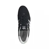 Championes Adidas modelo Adi Racer Lo, de diseño inspirado en el automovilismo. Presentan una base de gamuza negra con las icónicas tres tiras laterales en color plateado y detalles metálicos en el talón. Incluyen suela de goma con logo Adidas en el lateral.