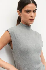 Musculosa blanca de algodón con cuello alto y sisas amplias.